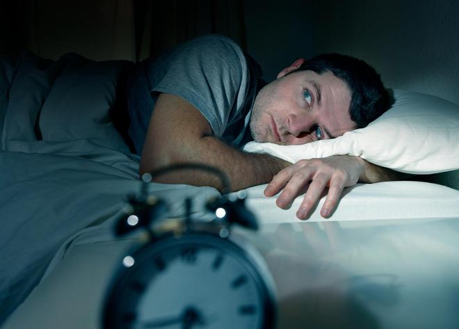 男性在床上，出现5种异常，需及时检查，可能是疾病到来的信号