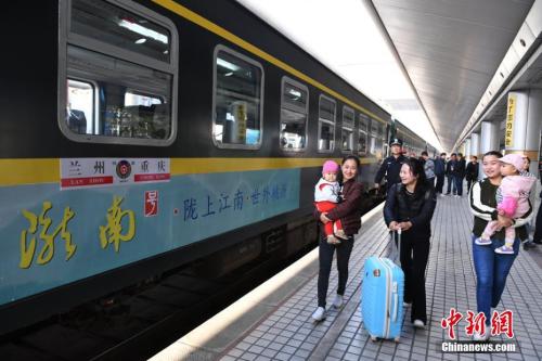 资料图：去年9月29日，兰州开往重庆的首发列车K4518车次出发，标志着历时9年建设的兰渝铁路全线开通运营。杨艳敏 摄